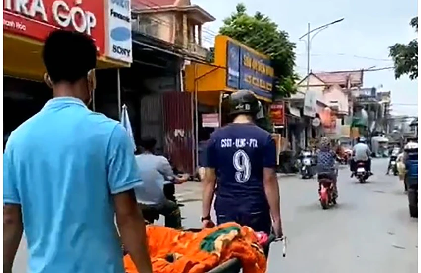 Người phụ nữ được công an đưa đi cấp cứu tại Trạm y tế xã Minh Lộc với nhiều vết máu trên người sau sinh trên triền đê Minh Lộc. Ảnh: CATH Người phụ nữ được công an đưa đi cấp cứu tại Trạm y tế xã Minh Lộc với nhiều vết máu trên người sau sinh trên triền đê Minh Lộc. Ảnh: CATH