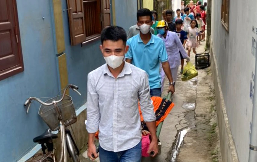 Hai mẹ con sản phụ đã được đưa về nhà sau khi được các y, bác sĩ chăm sóc và sức khỏe đã ổn định. Ảnh: CATH Hai mẹ con sản phụ đã được đưa về nhà sau khi được các y, bác sĩ chăm sóc và sức khỏe đã ổn định. Ảnh: CATH