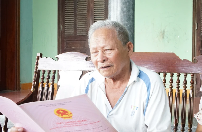 Ông Vinh bày tỏ phấn khởi sau khi gia đình ông đã được cấp sổ đỏ cho mảnh đất của ông cha để lại. Ảnh: ĐẶNG TRUNG Ông Vinh bày tỏ phấn khởi sau khi gia đình ông đã được cấp sổ đỏ cho mảnh đất của ông cha để lại. Ảnh: ĐẶNG TRUNG