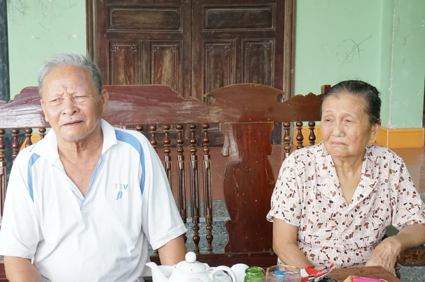 Vợ chồng ông Đặng Ngọc Vinh kể lại hành trình 4 năm đi xin cấp lại sổ đỏ kể từ năm 2019. Ảnh: ĐẶNG TRUNG Vợ chồng ông Đặng Ngọc Vinh kể lại hành trình 4 năm đi xin cấp lại sổ đỏ kể từ năm 2019. Ảnh: ĐẶNG TRUNG