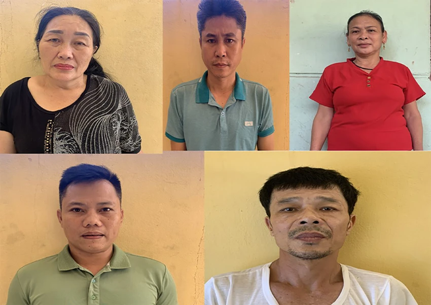 5 người hoạt động tín dụng đen, cho vay 'cắt cổ' bị Công an thị xã Nghi Sơn bắt giữ. Ảnh: CATH 5 người hoạt động tín dụng đen, cho vay 'cắt cổ' bị Công an thị xã Nghi Sơn bắt giữ. Ảnh: CATH