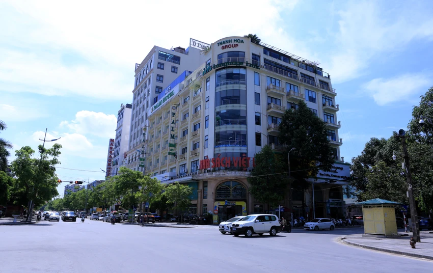 Ngày 2-11-2009, Phó Chủ tịch UBND tỉnh Thanh Hoá Chu Phạm Ngọc Hiển đã ký Quyết định 3885 phê duyệt giá giao đất có thu tiền sử dụng đất tại nhà số 3 Phan Chu Trinh (cũ), phường Điện Biên, TP Thanh Hoá cho Công ty Sông Mã để triển khai dự án đầu tư và khai thác. Trong ảnh: Dự án Hạc Thành Tower hiện nay tại ngã tư Hạc Thành - Phan Chu Trinh. Ngày 2-11-2009, Phó Chủ tịch UBND tỉnh Thanh Hoá Chu Phạm Ngọc Hiển đã ký Quyết định 3885 phê duyệt giá giao đất có thu tiền sử dụng đất tại nhà số 3 Phan Chu Trinh (cũ), phường Điện Biên, TP Thanh Hoá cho Công ty Sông Mã để triển khai dự án đầu tư và khai thác. Trong ảnh: Dự án Hạc Thành Tower hiện nay tại ngã tư Hạc Thành - Phan Chu Trinh.