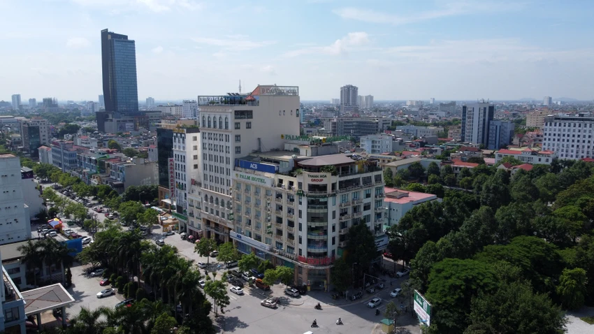 Ngày 23-7-2022, ông Nguyễn Bá Hùng, Bí thư Huyện uỷ, Chủ tịch HĐND huyện Như Xuân bị khởi tố, bắt giam về tội lợi dụng chức vụ quyền hạn trong khi thi hành công vụ. Ông Hùng bị khởi tố vì những hành vi sai phạm trong thời kỳ giữ chức Phó Giám đốc Sở Tài chính. Ngày 23-7-2022, ông Nguyễn Bá Hùng, Bí thư Huyện uỷ, Chủ tịch HĐND huyện Như Xuân bị khởi tố, bắt giam về tội lợi dụng chức vụ quyền hạn trong khi thi hành công vụ. Ông Hùng bị khởi tố vì những hành vi sai phạm trong thời kỳ giữ chức Phó Giám đốc Sở Tài chính.