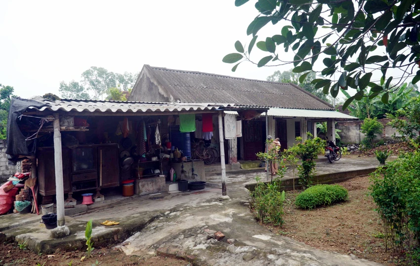 Căn nhà nơi hai bà cháu sinh sống. Ảnh: ĐẶNG TRUNG Căn nhà nơi hai bà cháu sinh sống. Ảnh: ĐẶNG TRUNG