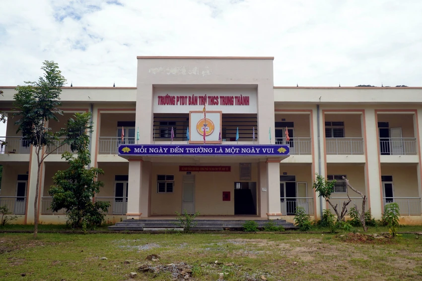 Gần 200 học sinh, thầy cô buộc phải rời bỏ ngôi trường mới vừa xây xong để đi học nhờ tại trường tiểu học của xã Trung Thành. Ảnh: Đ. TRUNG Gần 200 học sinh, thầy cô buộc phải rời bỏ ngôi trường mới vừa xây xong để đi học nhờ tại trường tiểu học của xã Trung Thành. Ảnh: Đ. TRUNG