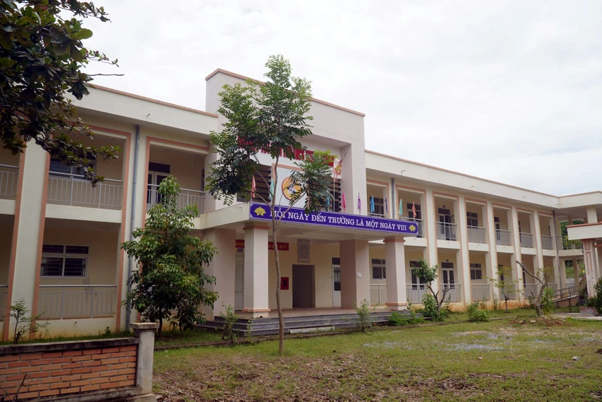 Nhiều người dân địa phương tỏ ra tiếc nuối đối với ngôi trường được đầu tư xây dựng mới nhưng con em học sinh không được học tập vì lo sạt lở đất, nhất là vào mùa mưa. Ảnh: Đ. TRUNG Nhiều người dân địa phương tỏ ra tiếc nuối đối với ngôi trường được đầu tư xây dựng mới nhưng con em học sinh không được học tập vì lo sạt lở đất, nhất là vào mùa mưa. Ảnh: Đ. TRUNG