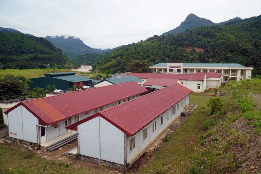 Công trình hơn 14 tỉ đồng bỏ hoang do mất an toàn vì tình trạng sạt lở, rạn nứt, sụt lún. Ảnh: Đ.TRUNG Công trình hơn 14 tỉ đồng bỏ hoang do mất an toàn vì tình trạng sạt lở, rạn nứt, sụt lún. Ảnh: Đ.TRUNG