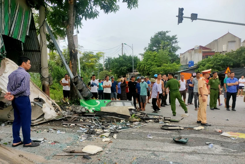 Hiện vụ tai nạn giao thông đang được lực lượng chức năng điều tra làm rõ theo quy định của pháp luật. Ảnh: ĐẶNG TRUNG Hiện vụ tai nạn giao thông đang được lực lượng chức năng điều tra làm rõ theo quy định của pháp luật. Ảnh: ĐẶNG TRUNG