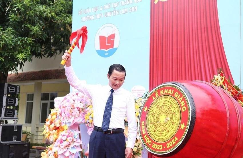 Chủ tịch UBND tỉnh Thanh Hóa đánh hồi trống khai giảng năm học mới tại Trường THPT Chuyên Lam Sơn. Ảnh: PHONG SẮC Chủ tịch UBND tỉnh Thanh Hóa đánh hồi trống khai giảng năm học mới tại Trường THPT Chuyên Lam Sơn. Ảnh: PHONG SẮC