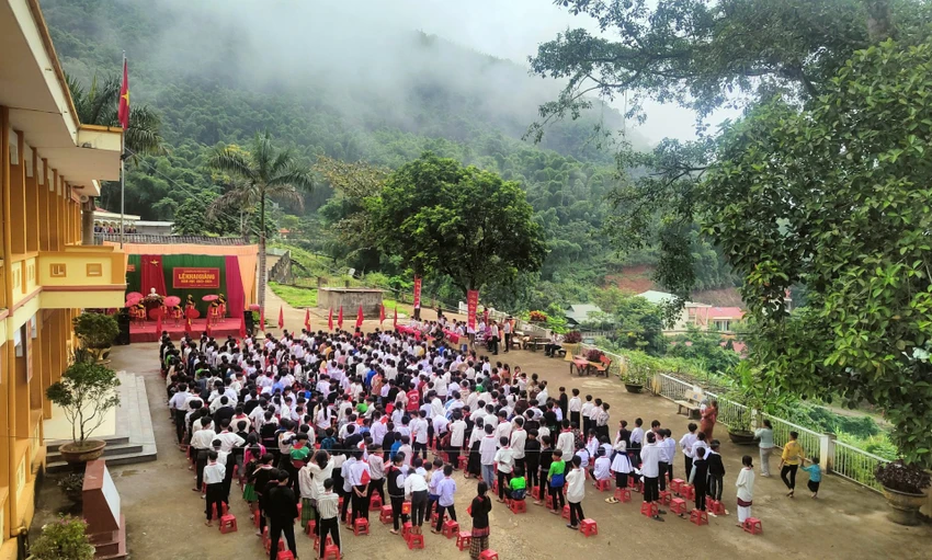 Đây là ngôi trường có đường biên giáp với biên giới nước bạn Lào nằm chênh vênh bên sườn núi, quanh năm mây mù bao phủ và cách trung tâm tỉnh Thanh Hóa 200 km về phía Đông. Ảnh: Pó Ly Đây là ngôi trường có đường biên giáp với biên giới nước bạn Lào nằm chênh vênh bên sườn núi, quanh năm mây mù bao phủ và cách trung tâm tỉnh Thanh Hóa 200 km về phía Đông. Ảnh: Pó Ly