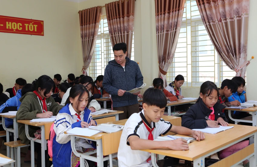 Thầy Pó Ly, người đồng bào dân tộc Mông đã có hơn 10 năm giảng dạy ở Mường Lát. Ảnh: ĐẶNG TRUNG Thầy Pó Ly, người đồng bào dân tộc Mông đã có hơn 10 năm giảng dạy ở Mường Lát. Ảnh: ĐẶNG TRUNG