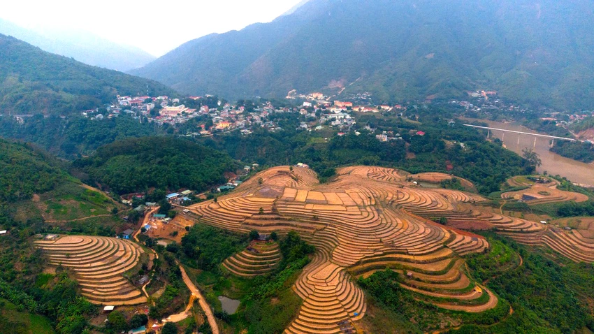 Huyện biên giới Mường Lát cách trung tâm tỉnh Thanh Hóa khoảng 250 km, đời sống của người dân vẫn còn gặp nhiều khó khăn. Trong ảnh một góc bản Pom Khuông, Tam Chung huyện biên giới Mường Lát. Ảnh: ĐẶNG TRUNG Huyện biên giới Mường Lát cách trung tâm tỉnh Thanh Hóa khoảng 250 km, đời sống của người dân vẫn còn gặp nhiều khó khăn. Trong ảnh một góc bản Pom Khuông, Tam Chung huyện biên giới Mường Lát. Ảnh: ĐẶNG TRUNG
