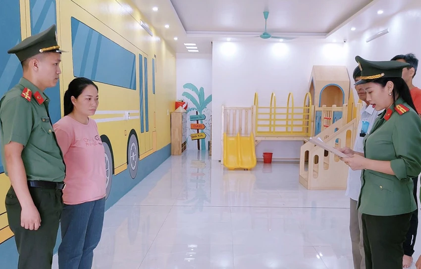 Cơ quan ANĐT - Công an tỉnh Thanh Hóa thi hành Lệnh bắt tạm giam đối với Lê Thị Hồng Vân. Ảnh: CATH