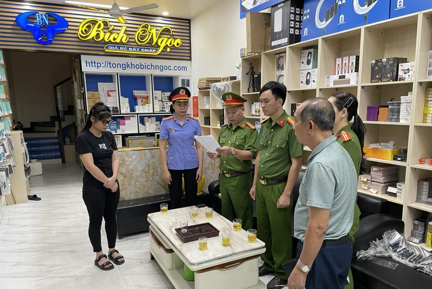 Bắt ông chủ 6 cửa hàng ở Thanh Hóa buôn lậu phụ kiện điện thoại