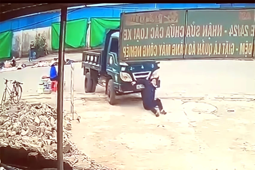 điều tra vụ xe tải tông thẳng nam thanh niên ngồi vỉa hè
