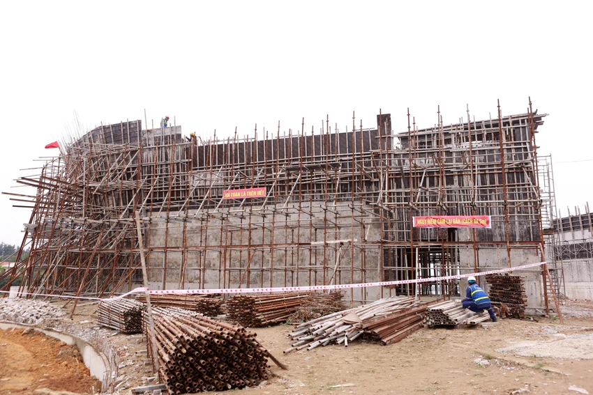 Nguyên Phó Thủ tướng Trương Hòa Bình thăm tượng đài tàu tập kết ra Bắc-11.JPG