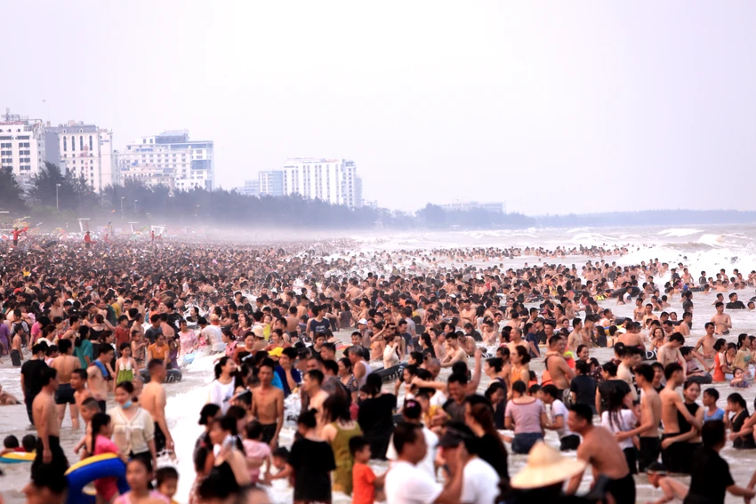 Biển Sầm Sơn đặc người, thất thủ trong ngày 30-4 - 3.JPG