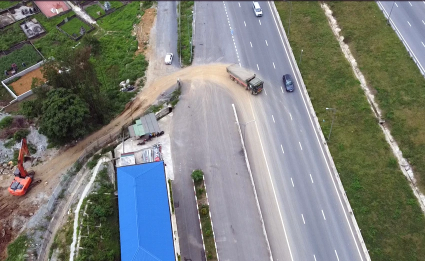 Xe tải chở đất “xé rào”, cắt ngang đi vào cao tốc Bắc Nam ở Thanh Hóa - 6.png