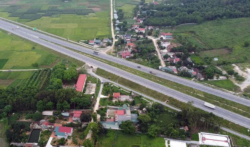Xe tải chở đất “xé rào”, cắt ngang đi vào cao tốc Bắc Nam ở Thanh Hóa - 7.jpg