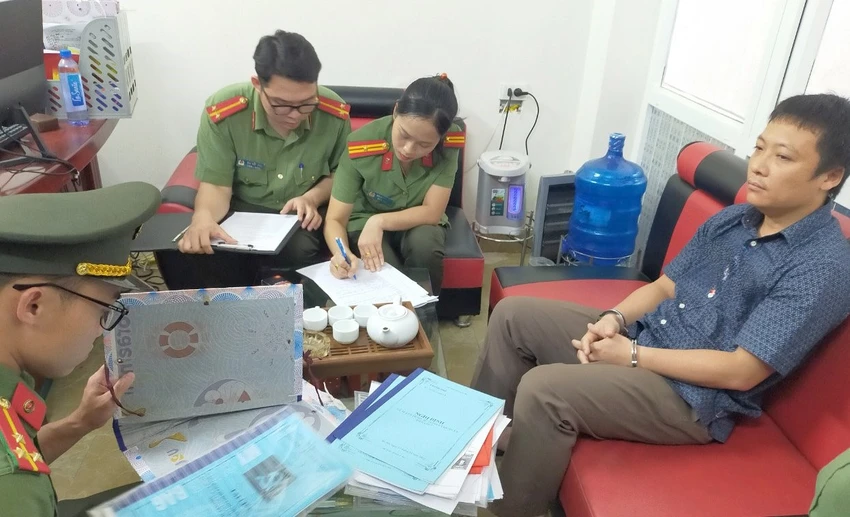 Bắt tạm giam 3 bị can đưa, nhận hối lộ xảy ra ở VPĐKĐĐ thành phố Sầm Sơn -.jpg
