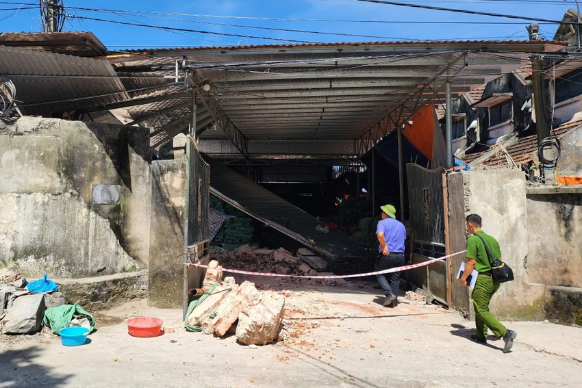 Hiện trường vụ sập kho nhà xưởng chế biến bao bì ở Ninh Bình -.jpg