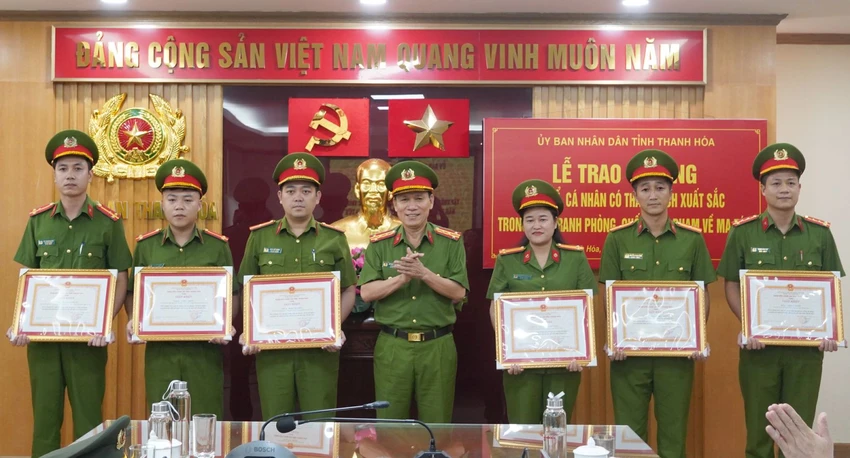 Tặng thưởng cá nhân, tập thể triệt phá đường dây ma túy “cực khủng” ở Thanh Hóa -.jpg