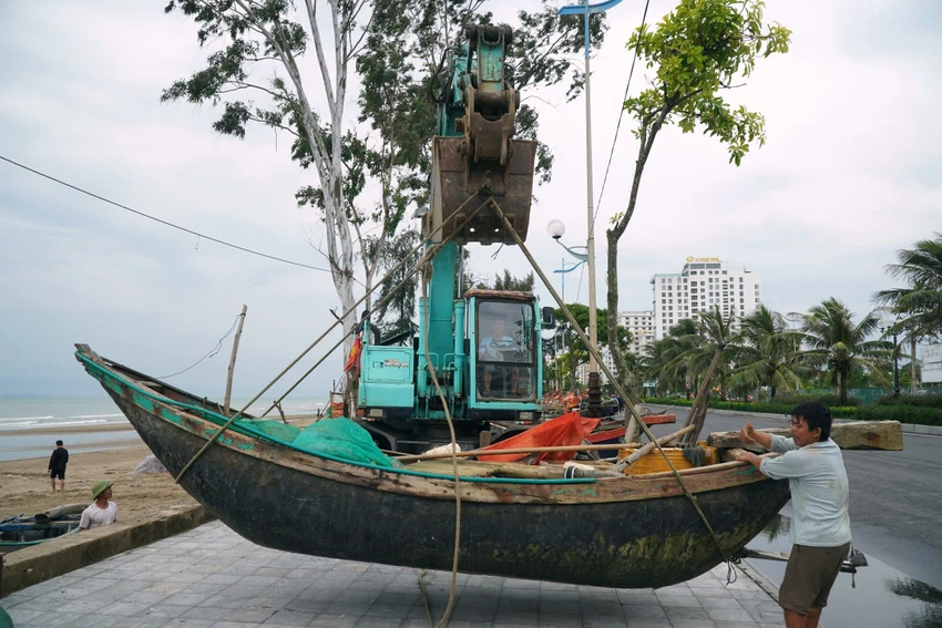 Làng chài biển Sầm Sơn hối hả chạy siêu bão Yagi trước giờ đổ bộ - 10.jpg