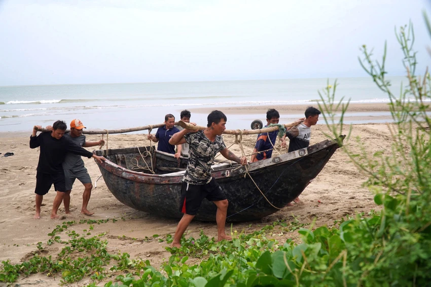 Làng chài biển Sầm Sơn hối hả chạy siêu bão Yagi trước giờ đổ bộ - 3.jpg