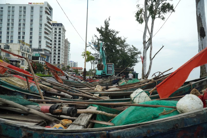 Làng chài biển Sầm Sơn hối hả chạy siêu bão Yagi trước giờ đổ bộ - 6.jpg