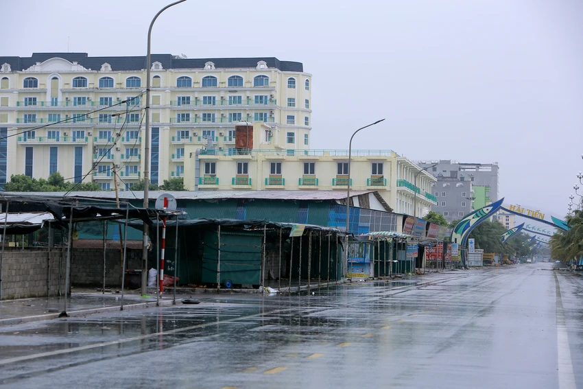 Biển Hải Tiến khách sạn nhà hàng đóng cửa gia cố trước giờ siêu bão Yagi đổ bộ - 21.JPG