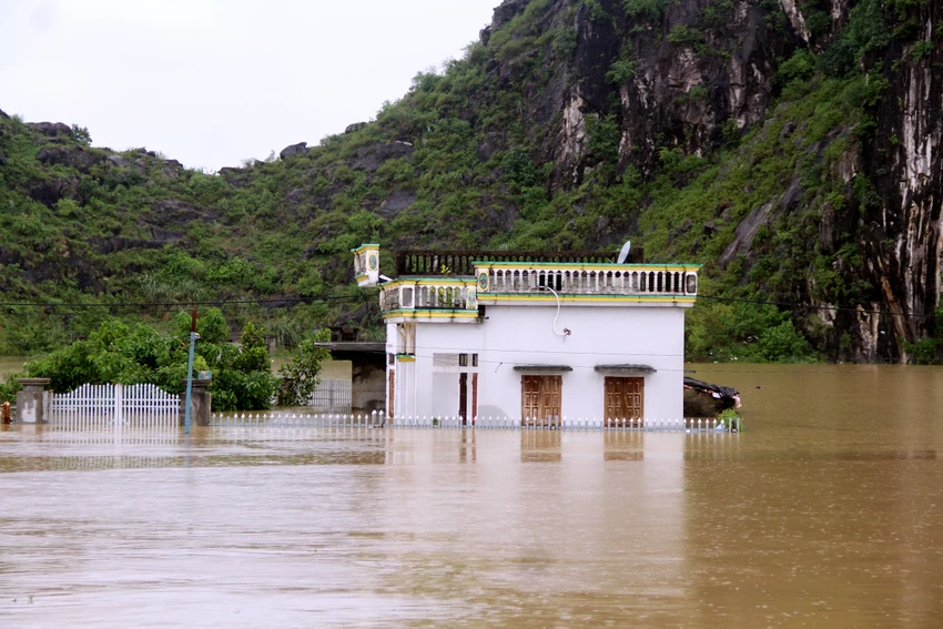 Hình ảnh hàng trăm hộ dân ở ninh Bình ngập sâu trong lũ sau bão số 3 -.jpg