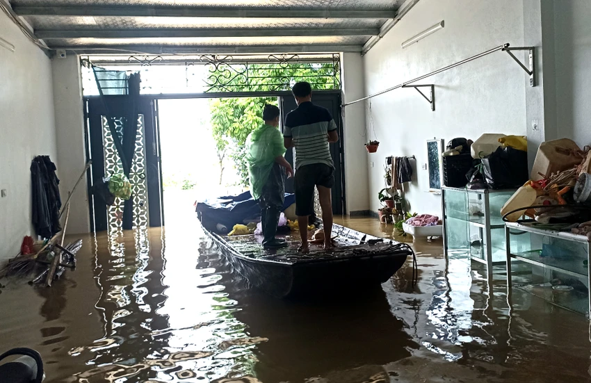 Hình ảnh hàng trăm hộ dân ở ninh Bình ngập sâu trong lũ sau bão số 3 - 7.jpg