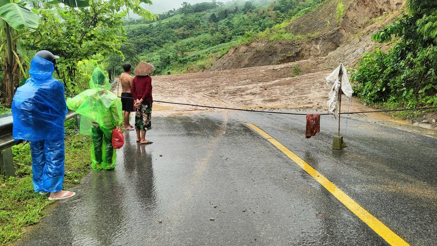 Mưa lũ kéo dài gây sạt lở kinh hoàng khắp nơi ở Thanh Hóa - 5.jpg