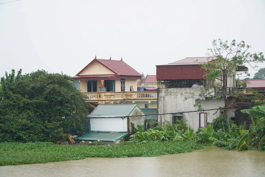 Nước lũ đổ về sông Mã dâng cao, hai xã ở thành phố Thanh Hóa ngập sâu-2.jpg