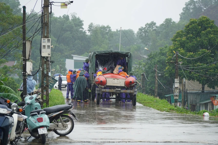 Nước lũ đổ về sông Mã dâng cao, hai xã ở thành phố Thanh Hóa ngập sâu6.jpg