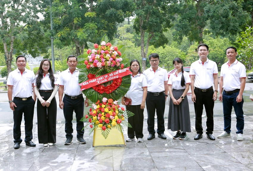 Đoàn công tác của báo Pháp Luật TP. HCM dâng hương tại Ngã ba Đồng Lộc - 3.JPG