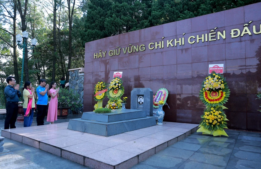 Đoàn công tác của báo Pháp Luật TP. HCM dâng hương tưởng niệm cố Tổng Bí thư Trần Phú - 4.JPG