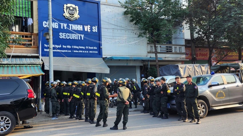 Hàng chục cảnh sát bao vây 1 công ty vệ sĩ ở Thanh Hóa -.jpg