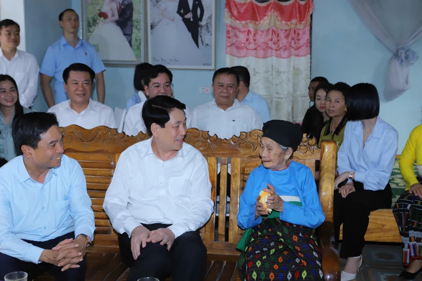 Chủ tịch nước Lương Cường thăm tặng quà cho các gia đình chính sách - 2.jpg