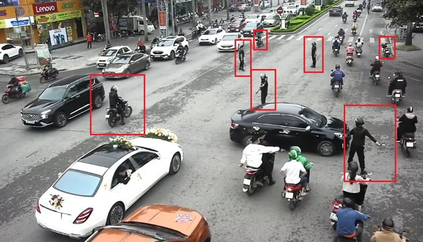 Vệ sĩ dẹp đường cho đoàn xe đám cưới.jpg