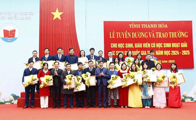 Thanh Hóa Trao thưởng cho học sinh đoạt giải Quốc gia THPT năm học 2024-2025 - 3.jpg