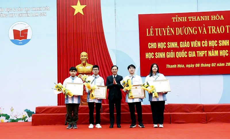 Thanh Hóa Trao thưởng cho học sinh đoạt giải Quốc gia THPT năm học 2024-2025 -.jpg