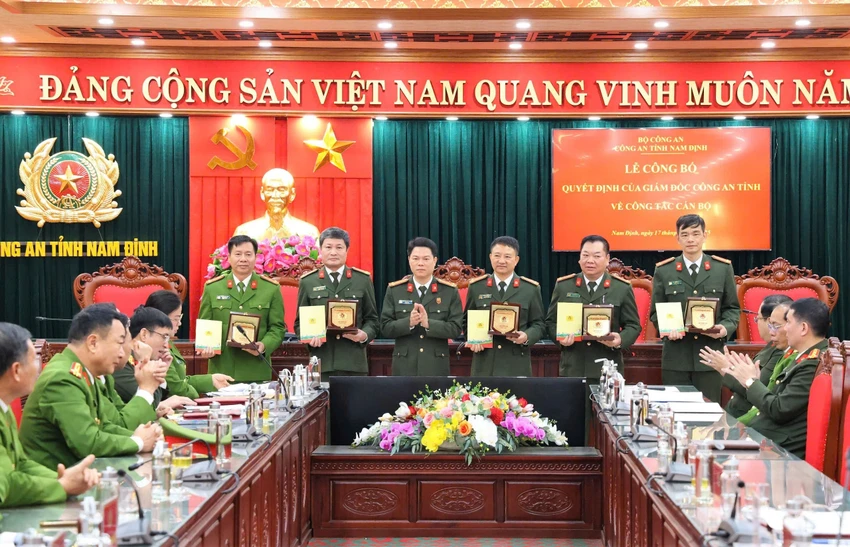 Đại tá Nguyễn Hữu Mạnh Giám đốc Công an tỉnh Nam Định trao quyết định nghỉ hưu trước tuổi cho các cán bộ lãnh đạo cấp phòng, cấp huyện.