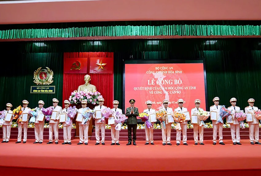 Công an tỉnh Hòa Bình công bố quyết định nghỉ công tác 26 cán bộ-2.jpg