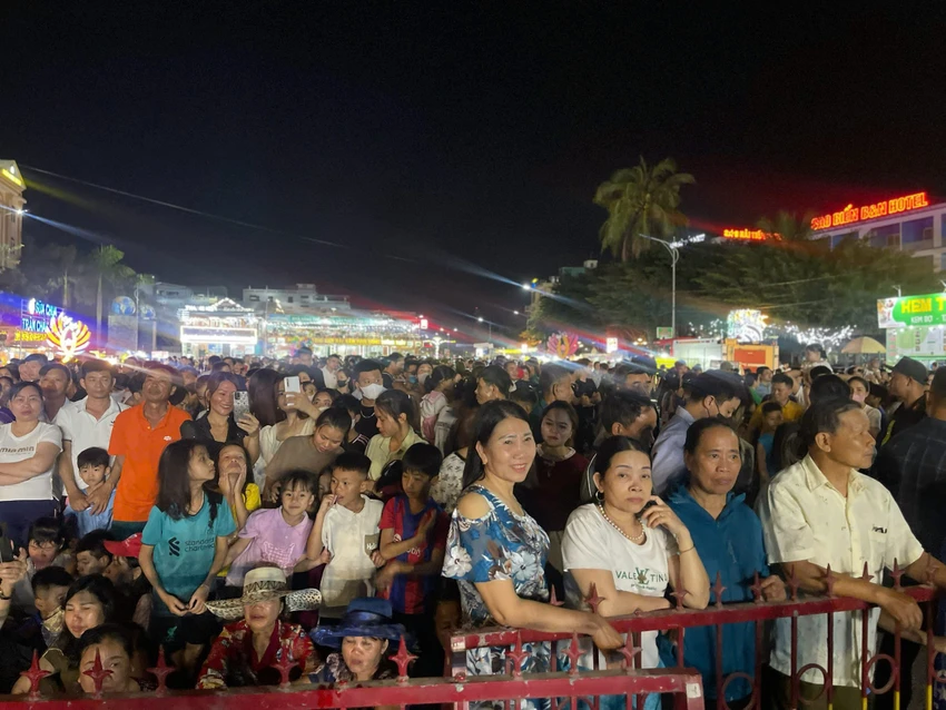 Hàng ngàn người dự khai mạc lễ hội du lịch biển Hải Tiến -6.jpg
