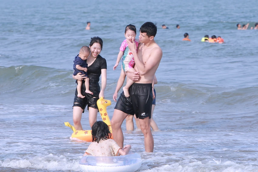 Du khách nườm nượp đổ về Sầm Sơn trước đêm khai hội ‘Khát vọng tỏa sáng’ -2.JPG