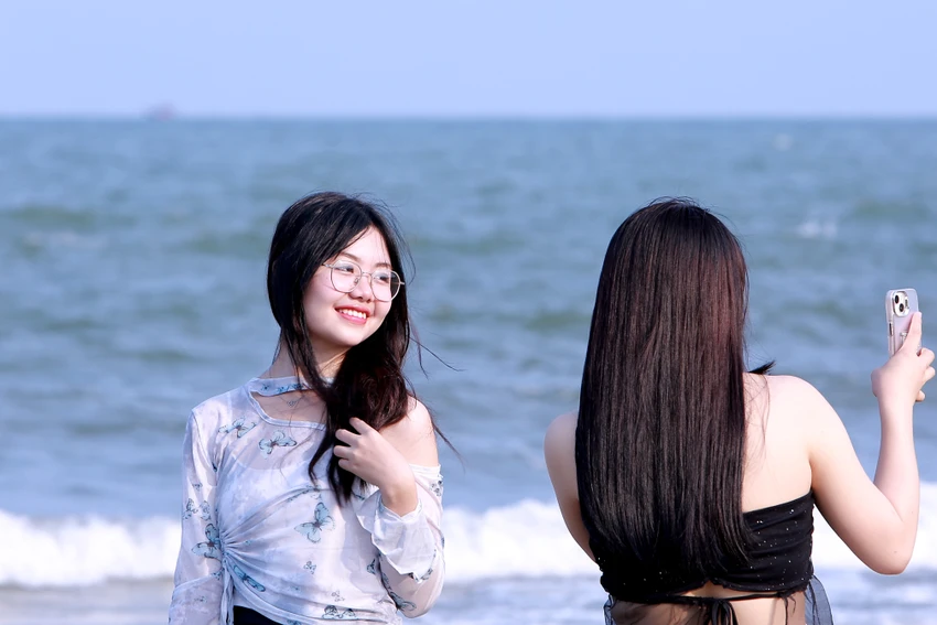 Du khách nườm nượp đổ về Sầm Sơn trước đêm khai hội ‘Khát vọng tỏa sáng’ -5.JPG