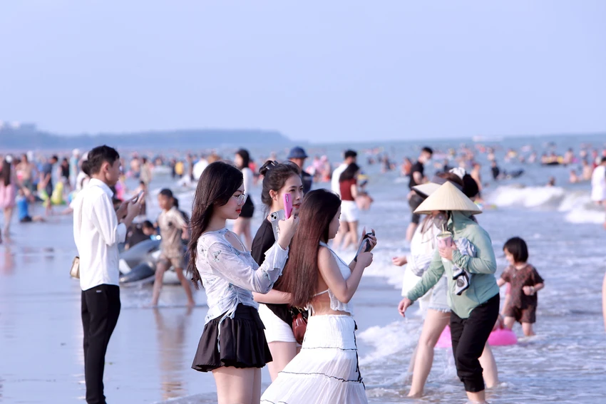 Du khách nườm nượp đổ về Sầm Sơn trước đêm khai hội ‘Khát vọng tỏa sáng’ -6.JPG