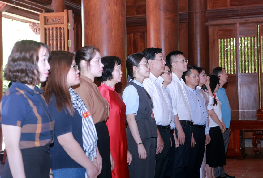 Đoàn công tác của báo Pháp Luật TP.HCM dâng hương tưởng niệm Chủ tịch Hồ Chí Minh tại Nghệ An -1.JPG