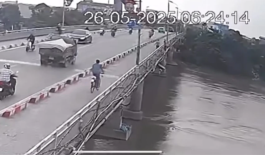 Hình ảnh nữ sinh nhảy cầu được camera ghi lại vào sáng ngày 26-5. Ảnh: Cắt từ clip